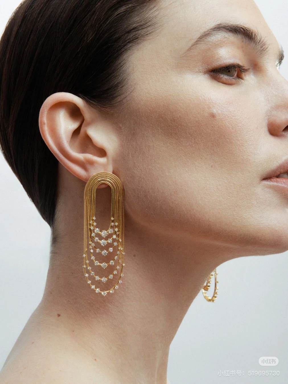 Even the light can't help but dance for you in these earrings ✨.