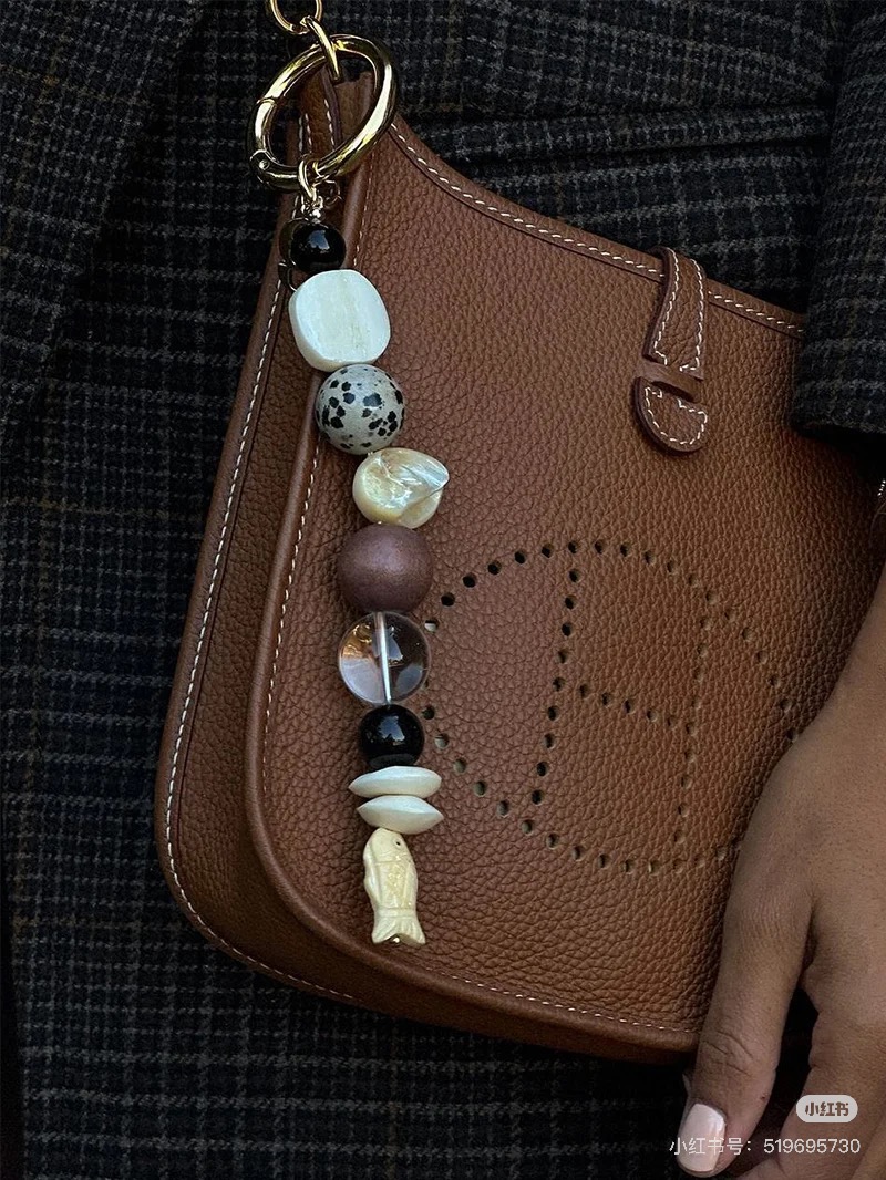 The shells brought by the sea hang perfectly on the bag!